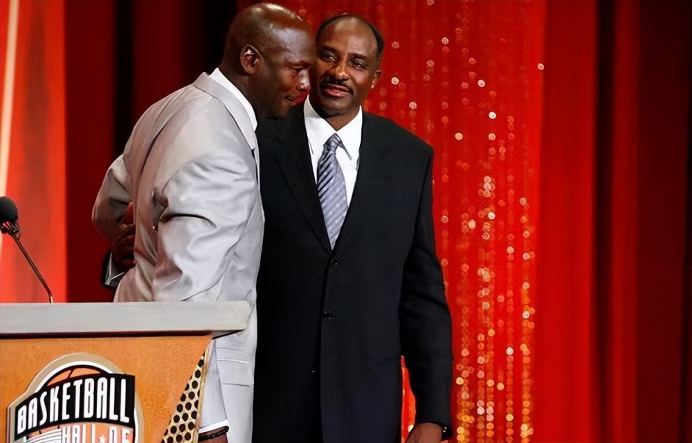  姚明入选名人堂引国内热议潮  